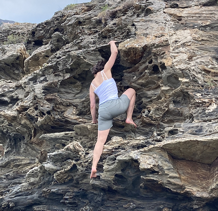 Gemma Mari Gurt beim Klettern an einem Felsen