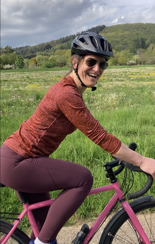 Gemma Mari Gurt beim Radfahren lachend